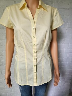 New York & Company Pale Yellow Short Sleeve Button-Down Shirt